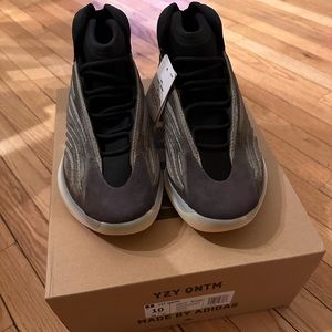Yeezy QNTM (quantum) new with tags